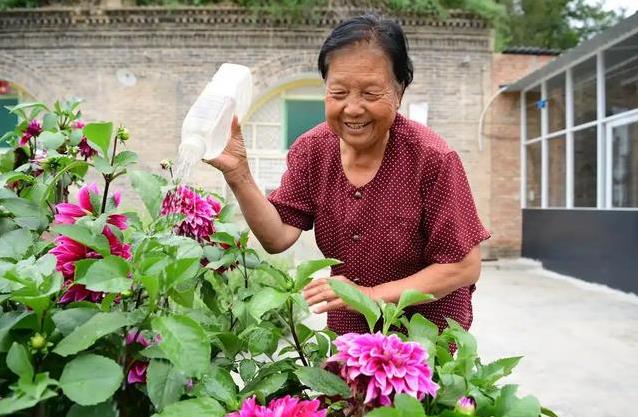 结实了