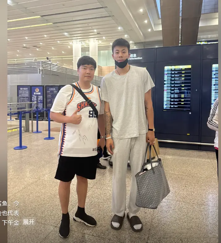 带着笑容