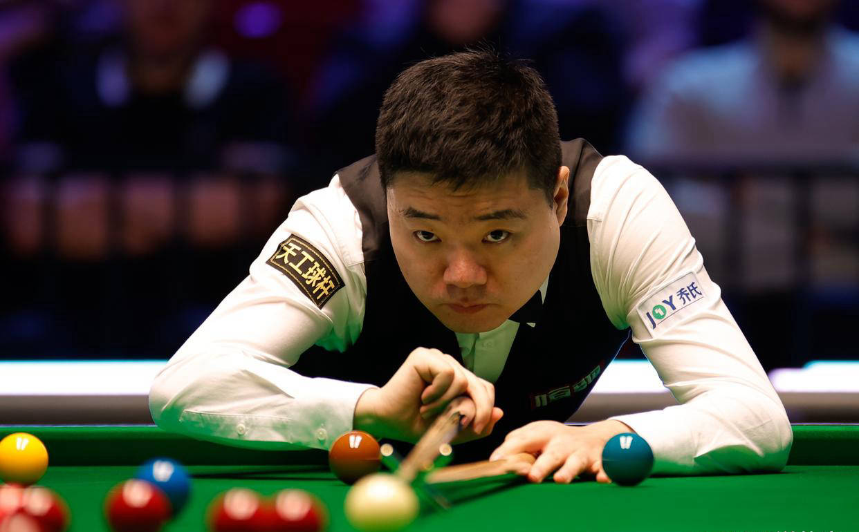 局不利, 界冠军罗伯, 在本站比赛 局不利, 界冠军罗伯, 在本站比赛